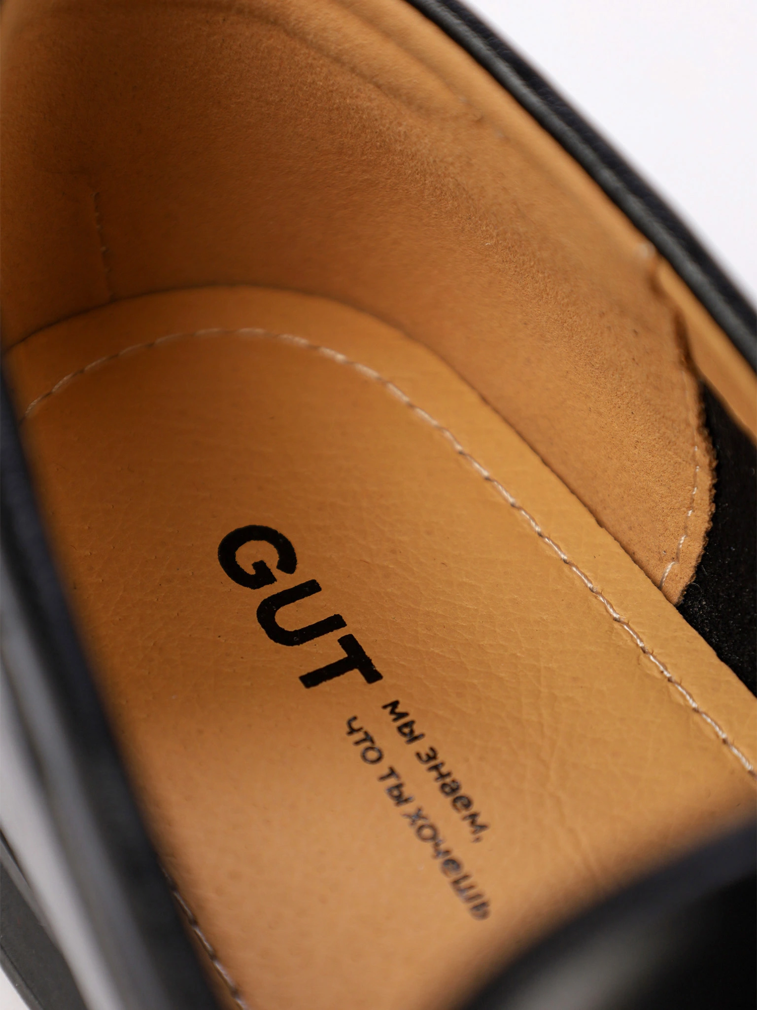 Лоферы черного цвета на венском каблуке